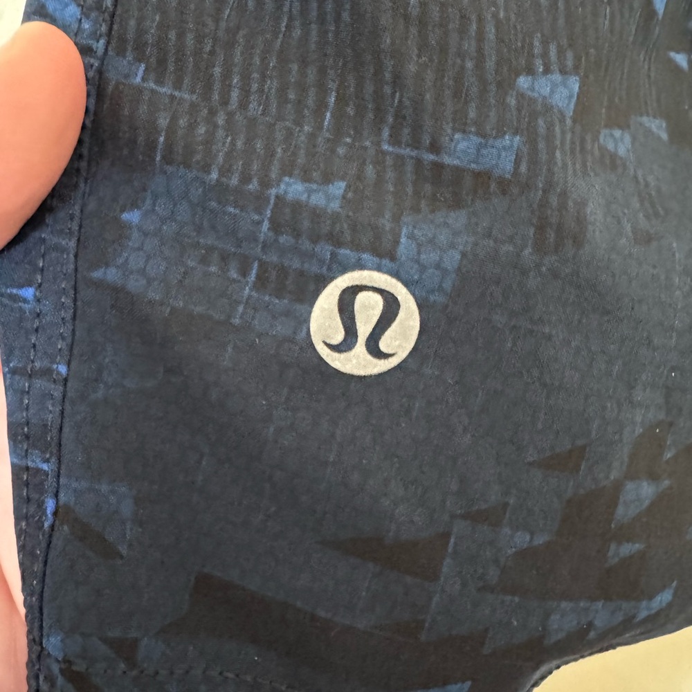 Lululemon Men’s Small pace breaker blue & black 9” Shorts - Picture 9 of 11